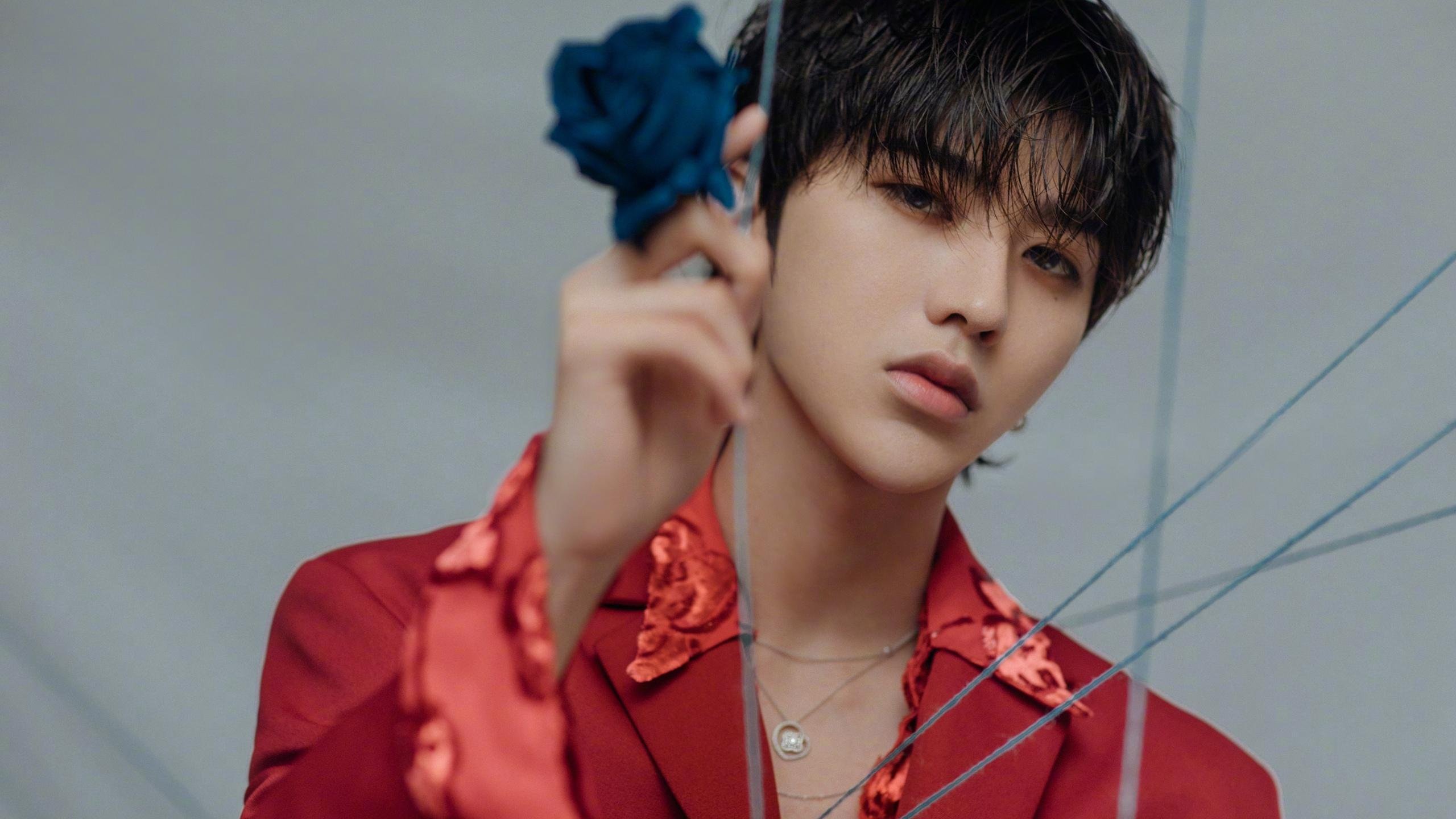 爱游戏体育官方网站-C罗赛后在球场中央独自默哀致敬传奇，c罗出战