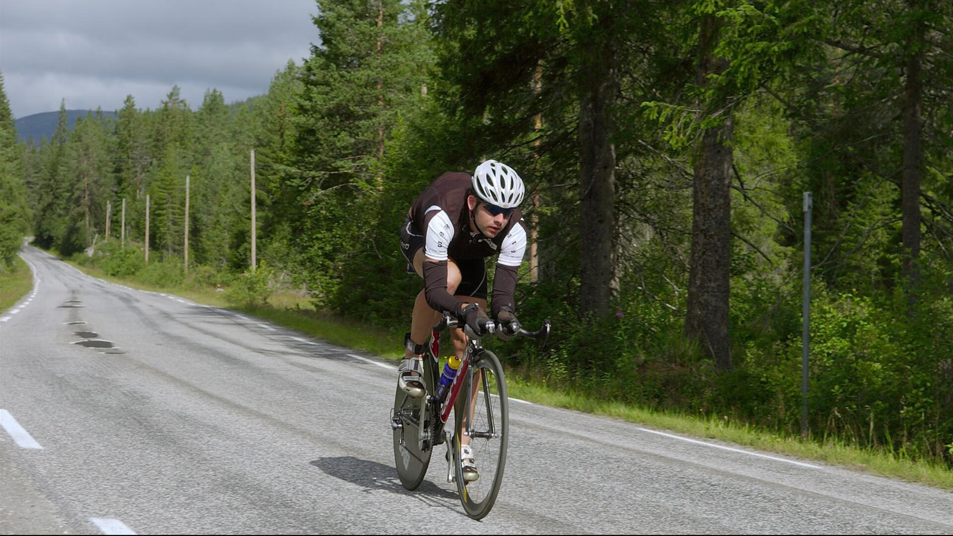 逆境中的“铁血硬汉”:坚不可摧的防线故事,铁血硬汉形象